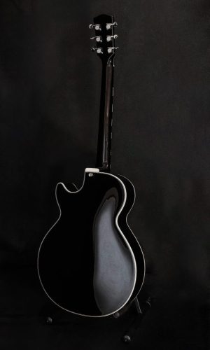 #fibertoneguitars #carbonfiberguitar #boutiqueguitars #handmadeguitars #customguitar #highendguitars #highgloss #photography #15inchguitar #carbonfiberarchtopguitar #electricguitar