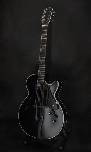 #fibertoneguitars #carbonfiberguitar #boutiqueguitars #handmadeguitars #customguitar #highendguitars #highgloss #photography #15inchguitar #carbonfiberarchtopguitar #electricguitar